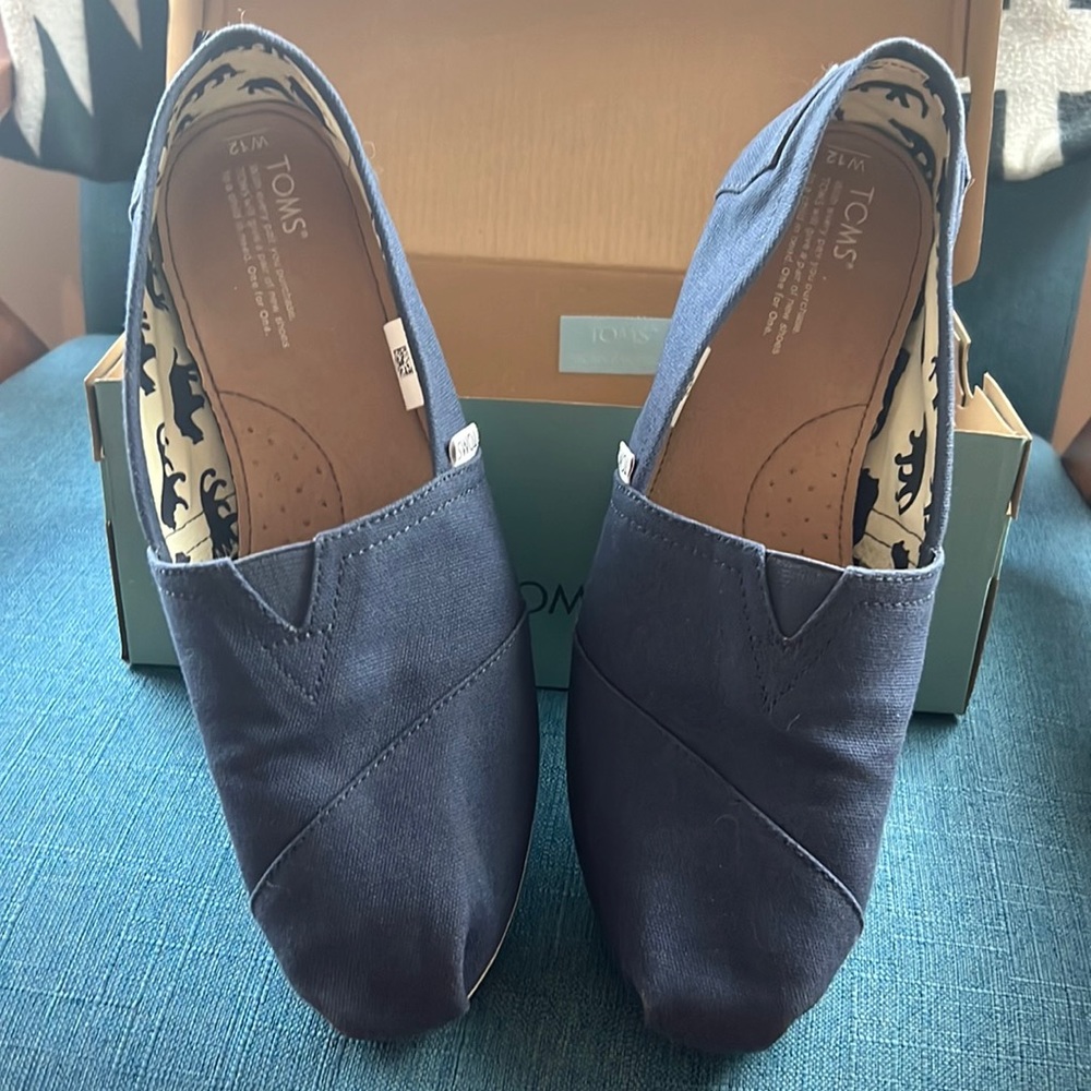 Navy TOMS shoes
